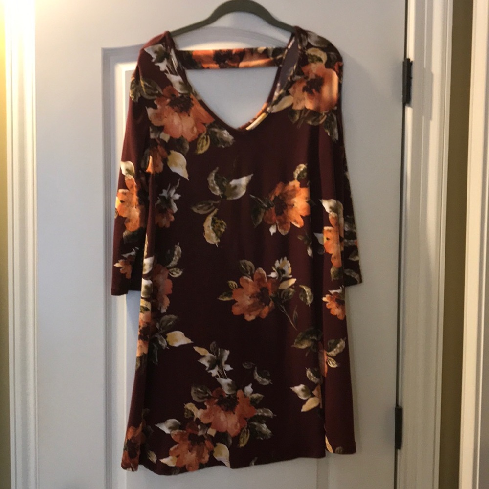 Floral print top. Keyhole back